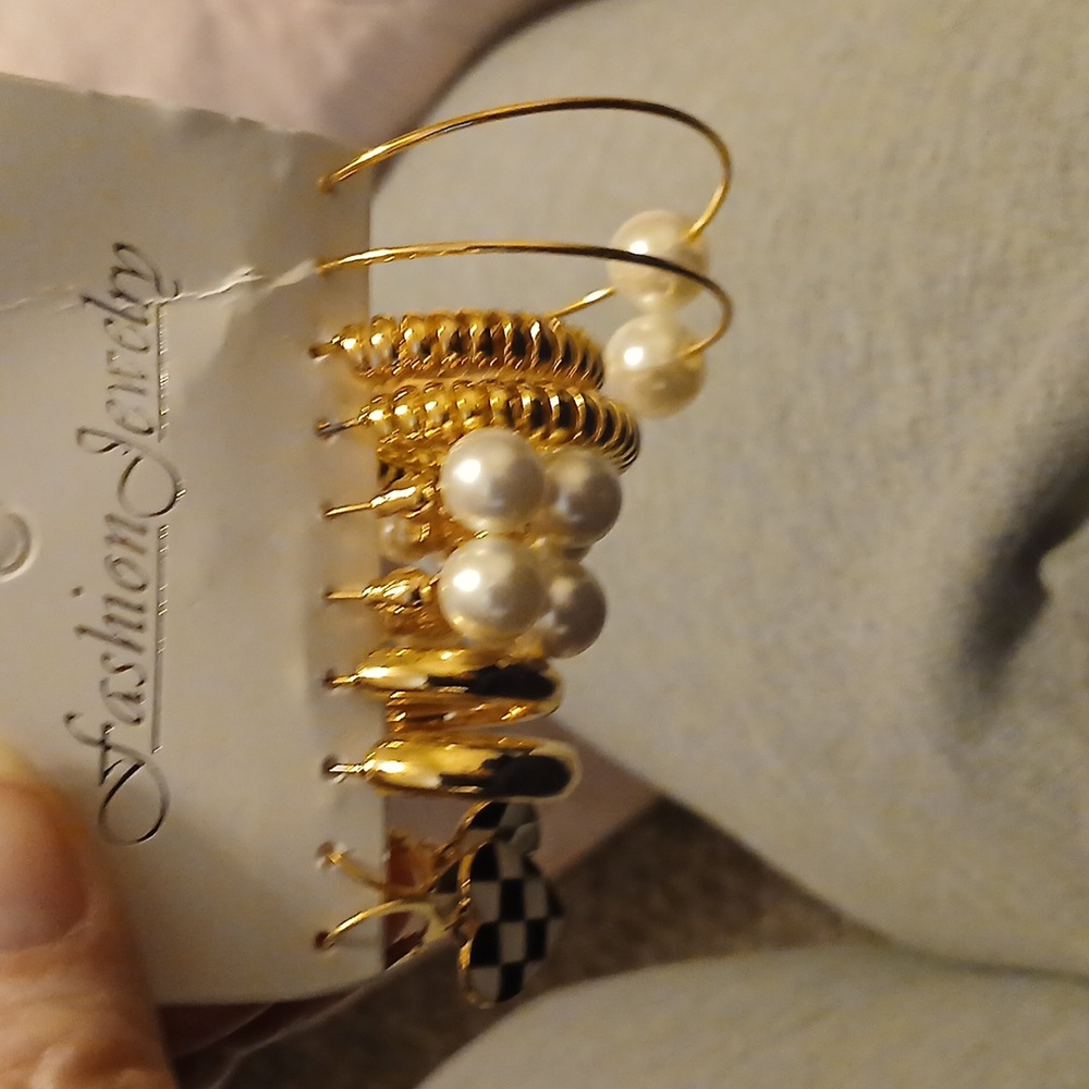 Pierced gold tone earrings, set 6